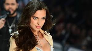Irina shayk stars in victoria's secret bombshell perfume campaign. Victoria Secret Ha Sido Irina Shayk La Primera Modelo En Desfilar Embarazada Para Victoria S Secret