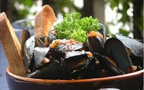 Origini e ricetta da preparare durante la settimana santa su napoli fans. La Zuppa Di Cozze Del Giovedi Santo Quest Anno Il Delivery De A Figlia D O Marenaro Napoli Da Vivere