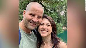 Dan jewett unterrichtet chemie an der privatschule, die auch scotts kinder besuchen. Mackenzie Scott Heiratet Dan Jewett Einen Schullehrer Nach Welt