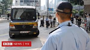 Mar 30, 2021 · 代表唐英傑的資深大律師駱應淦首先申請重新排期審訊，表示就國安法第46條容許案件不設陪審團，唐英傑已提出司法覆核申請，並獲法援署通知將批出申請，屆時將由大律師公會前主席戴啟思披甲。但高院法官今日認為司法覆核可能會面臨上訴，變相無了期等待，而國安法第42條提到要國安案件須「及時辦理」，拒絕接納該原因。 Qjbp9iziiuvl4m