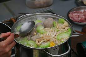 最近網路有一篇文章說 露營最簡單的伙食就是火鍋 這也難怪 畢竟剛開始露營的露友 絕大多數都只有一個爐子 煮東煮西煮到最後都只有最後一道菜是熱的 所以火鍋確實是有他的方便之處