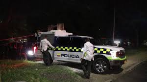 #ULTIMA_HORA Al momento se presenta Homicidio en la gallera que queda al  lado del sena de Girón donde una persona es asesinada, personal de la SIJIN  ya se encuentran realizando el levantamiento del ...