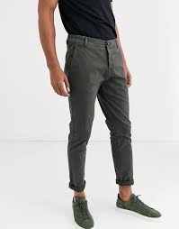 Le pantalon homme chino présente de nombreux avantages par rapport à des pantalons homme plus classiques ou même par rapport à un jean. Selected Homme Skinny Fit Chino In Gray Evesham Nj