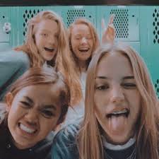 Holly Prentice (@HollyStaniford)