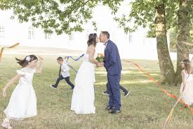 Photo de mariage vertical du marié et de la mariée un instant avant un baiser devant le bâtiment historique. Lindy S Photos Photographe De Mariage Lifestyle Pres De Nantes