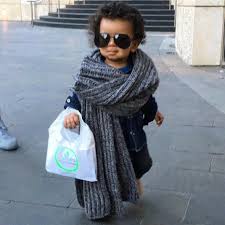 The original picture dates back to 2012, but sees a resurgence on twitter every winter when the cold weather sets in Being Lenny Kravitz For Halloween Lenny Kravitz Fashion Winter Scarf