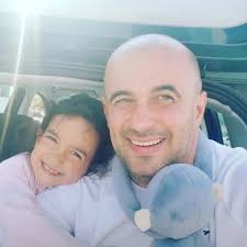 Copilul este pe jumătate MAMI, pe jumătate TATI. El nu îl iubește pe unul  mai mult și pe unul mai puțin. Inima lui e suficient de încăpătoare pentru  amândoi. Chiar și după