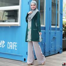 Konsep fesyen casual yang ditampilkan pada kali ini adalah menekankan kebebasan dan seperti kita maklum, blouse sememangnya mudah digayakan dengan dengan skirt atau seluar jeans. Koleksi Blouse Muslimah 2018 Mybaju Blog