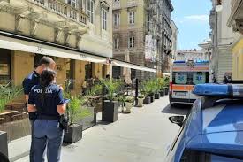 Tutto è avvenuto intorno alle 00.50, quando i carabinieri sono intervenuti sul posto per la segnalazione di. Klknmst4j3jwkm