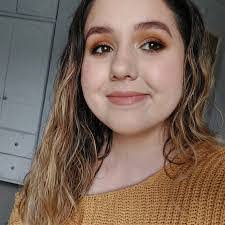 Ellie Comer's Instagram, Twitter & Facebook