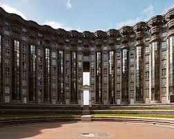 Comment bien choisir sa station de ski ? Ricardo Bofill S Postmodern Housing Complex Near Paris Ricardo Bofill Postmodernism Facade Architecture