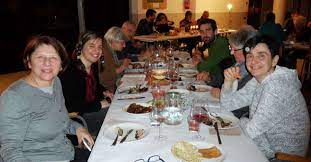 Abbiamo vissuto insieme una serata di spiritualità pregando, cantando per percorrere nella semplicità i momenti della cena ebraica per capire meglio le. Successo Per La Cena Pasquale Ebraica Del Gruppo Giovani Trento Trentino