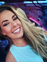 Deanna Oakley's Instagram, Twitter & Facebook