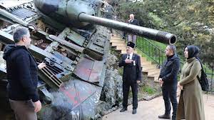 Tank ve zırhlı araçlarla takviyeli yunan alayı hava kararmak üzereyken kıbrıs türk alayı'na karşı taarruza başladı taarruz. Kibris Ta Gazi Oldugu Yeri 46 Yil Sonra Cocuklariyla Ziyaret Etti
