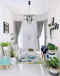 Beberapa tanaman yang bisa digunakan adalah lidah mertua, monstera, dan peace lily. 16 Contoh Cara Menata Bunga Hias Di Ruang Tamu Agar Terlihat Sejuk