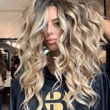 · dopo averli tamponati con un asciugamano morbido, applica una noce di spuma, . Come Fare I Capelli Mossi Tutti I Consigli Dell Esperto Estetica It