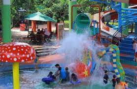 Tempat ini juga dilengkapi dengan gazebo, lifeguard, kantin dan papan seluncur untuk anak. Harga Tiket Masuk Kolam Renang Indraloka Cipayung Jakarta Timur Oktober 2018 Info Karanganyar