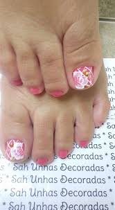 Así como a cualquier chica coqueta le gusta embellecer sus manos, tampoco hay porque olvidarse de las uñas de los pies. Figuras De Unas Para Los Pies Con Flores Hermosas Pin De Liseth Gutierrez En Guti1 Arte De Unas De Pies Decoracion De Unas Para Pies Faciles 2019