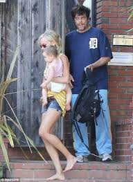 Kimberly stewart/daughter / baby name is delilah del toro. Benicio Del Toro Is A Hands On Dad As He Helps Kimberly Stewart With Daughter Delilah Famousfix Com Post