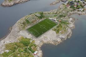 Henningsvær is a fishing village in vågan municipality in nordland county, norway.it is located on several small islands off the southern coast of the large island of austvågøya in the lofoten archipelago.the village is located about 20 kilometres (12 mi) southwest of the town of svolvær.henningsvær is connected to the rest of vågan via the henningsvær bridges. Nos Prochains Matchs Foot Fc Gobelins Equipe Des Anciens Facebook
