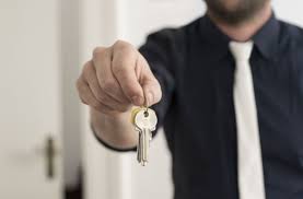 Behält er dennoch einen schlüssel und verschafft sich damit ohne genehmigung zutritt zur wohnung, kann der mieter ihn wegen hausfriedensbruchs. Rechte Der Mieter Her Mit Dem Hausturschlussel Wissen Stuttgarter Nachrichten