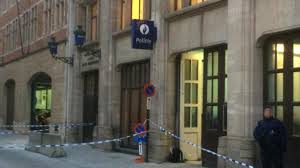 La fonctionnaire de police de 48 ans se la fonctionnaire de police de 48 ans se trouvait dans le sas d'entrée lorsqu'elle a été attaquée au couteau par un homme. Un Policier Victime D Une Agression Au Couteau A Bruxelles