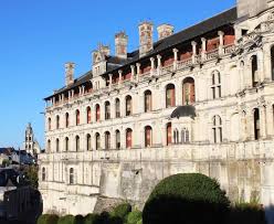 O Mon Chateau On Instagram Concours Vous Souhaitez Re Decouvrir Le Chateaudeblois Demeure Des Comtes De Blois Des Duc Chateau Building House Styles