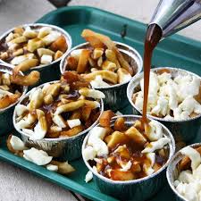 Les 17 Casse Croute Au Quebec Ou Manger Les Meilleures Poutines Narcity Poutine Bar Food And Thought Food