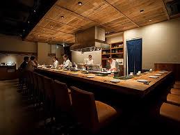 大人デート向けの隠れ家系焼き鳥 今 恵比寿で注目の人気店はここ 東京カレンダー 日本料理店のインテリア レストランの内装 オープンキッチン