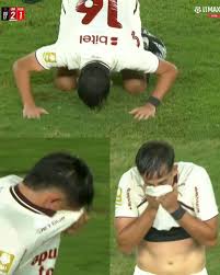 ENTRE LÁGRIMAS: ¡ASÍ FUE LA DESPEDIDA DE MARTÍN PÉREZ GUEDES BESANDO EL CÉSPED DEL ESTADIO MONUMENTAL! 💛🥹