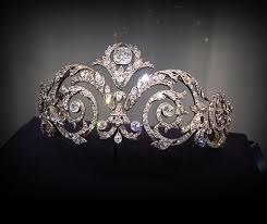 Tiara Solnechnye Luchi Almaznyj Svitok Talueta I Drugie Redkie Dragocennosti Princess Iordanii Korolevskie Dragocennosti Korolevskie Korony Yuvelirnye Ukrasheniya