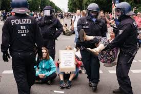 May 23, 2021 · die querdenker demonstrieren an diesem wochenende in berlin trotz verbots. Lzbskpc9rk0sum