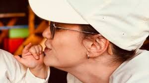 Helô Pinheiro encanta ao posar com a neta mais nova: ''Domingo feliz''