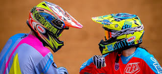 Effectivement avoir une moto roadster suppose une bonne protection contre le vent et les intempéries. Classement Guide D Achat Top Casques Motocross En Mars 2021