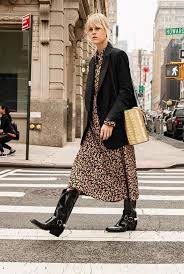 Black Jeans And Brown Cowboy Boots Chic Ways To Wear The Cowboy Boots Trend Bottes Cowboy Mode Tenue