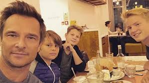 And here's david hallyday's un homme libre from the ost of the french version of dsney's treasure planet. David Hallyday Qui Est Son Fils Cameron Closer
