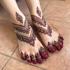 Runway Fashion Indian Fashion Designers Indian Fashion Designers Simple Blouse Designs Fashi In 2020 Engagement Mehndi Designs Henna Designs Feet Mehndi Designs