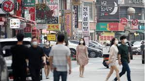 정부가 '사회적 거리두기' 체계를 현행 5단계에서 4단계로 줄이고 단계별 국민행동 메시지를 명확히 하는 거리두기 개편안 초안을 마련했다. Zd Kwesgki3smm