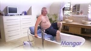 Jeder lift besitzt eine standfeste bodenplatte und saugnäpfe für rutschsicheren. Komfort Badekissen Von Mangar Wohltuendes Bad Youtube