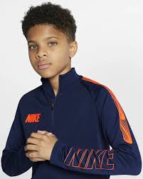 Een trainingspak houdt je warm op momenten dat er even rust is tijdens een wedstrijd, of na de wedstrijd. Het Nike Voetbal Trainingspak Voor Kinderen 2019 2 Voetbalshirts Com