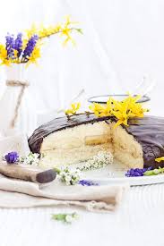 Bananen Creme Torte Biskuit Mit Banane Und Vanillecreme Getoppt Mit Schokolade Super Lecker Und Saftig Passe Bananencreme Kuchen Bananen Creme Bananencreme
