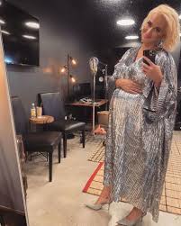 Así se divierte katy perry al enseñar su 'baby bump' (con orlando como cómplice). Pregnant Katy Perry Flaunts Her Baby Bump In Metallic Silver Dress