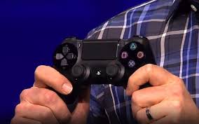 Así es el espectacular cosplay de un aficionado; Asi Es El Dualshock 4 El Mando De Playstation 4 Playstation Play Stations Ps4
