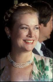 La historia del fascinante collar de perlas que Carolina de Mónaco heredó  de Grace Kelly