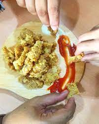 Rasanya segar dengan saus kental yang cenderung asam dan manis. Cara Bikin Kulit Ayam Krispi Yang Gurih Dan Tips Biar Anti Gagal