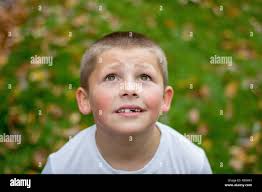Petit garçon blond portrait dans le parc Photo Stock