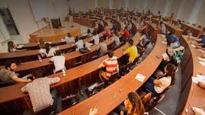 Üniversite, ya da diğer adıyla yükseköğretim kurumu, en üst seviyede eğitim verilen, araştırma yapılan ve bilgi üretilen kurumlardır. Ozel Universite Ogrencileri Artan Okul Ucretlerine Tepkili Fiyatlar Artinca Egitim Kalitesi Artiyor Mu