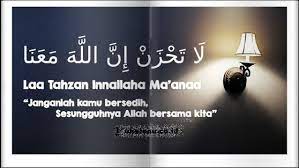 Arti la tahzan, innallaha ma'ana adalah 'janganlah engkau bersedih, sesungguhnya allah bersama kita'. Arti La Tahzan Innallaha Ma Ana Tulisan Arab Penjelasannya