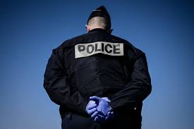 Un policier a été tué et un autre blessé dans l'attaque dimanche matin à l'aube d'un poste de police à kérémou, à près de 700 km au nord de cotonou. Vaucluse Avignon Un Policier Tue Par Balle Lors D Une Operation Anti Drogue Le Suspect Toujours En Fuite