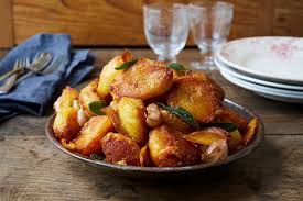 Ce vendredi, jai harrower, qui a travaillé avec jamie oliver, a préparé un repas de noël pour 2 000 réfugiés, qui campent actuellement à calais. How To Survive Your First Christmas Dinner Features Jamie Oliver